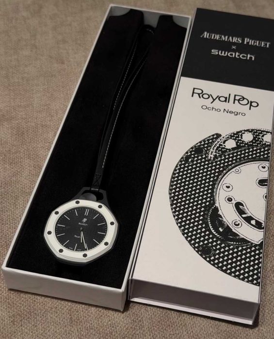 Swatch AP Ocho Negro – biały ośmiokąt, czarne detale, 90h rezerwy
