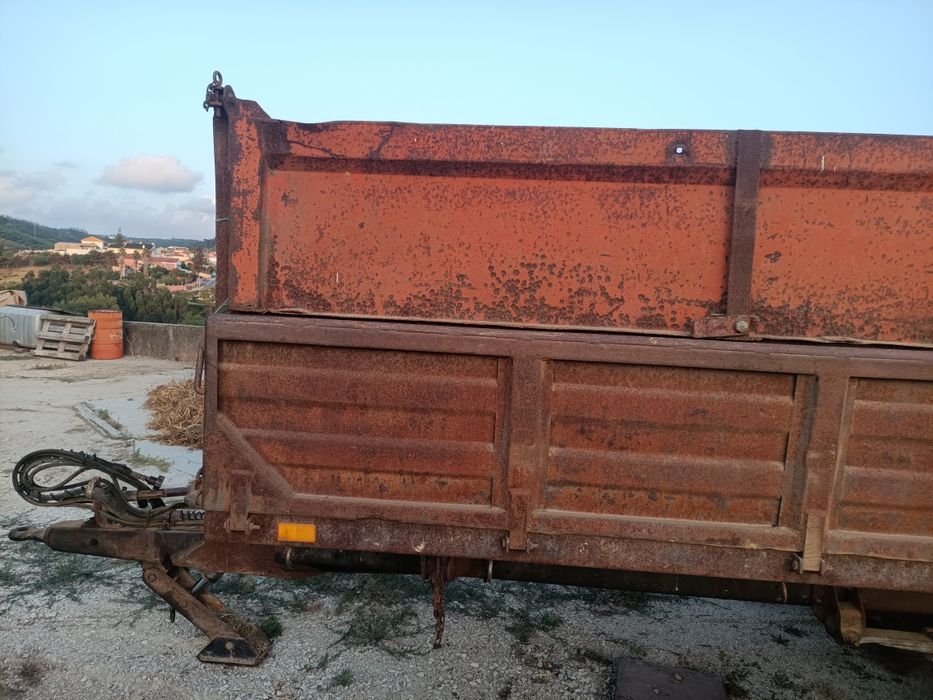 Várias alfaias agrícolas e trator de rastos