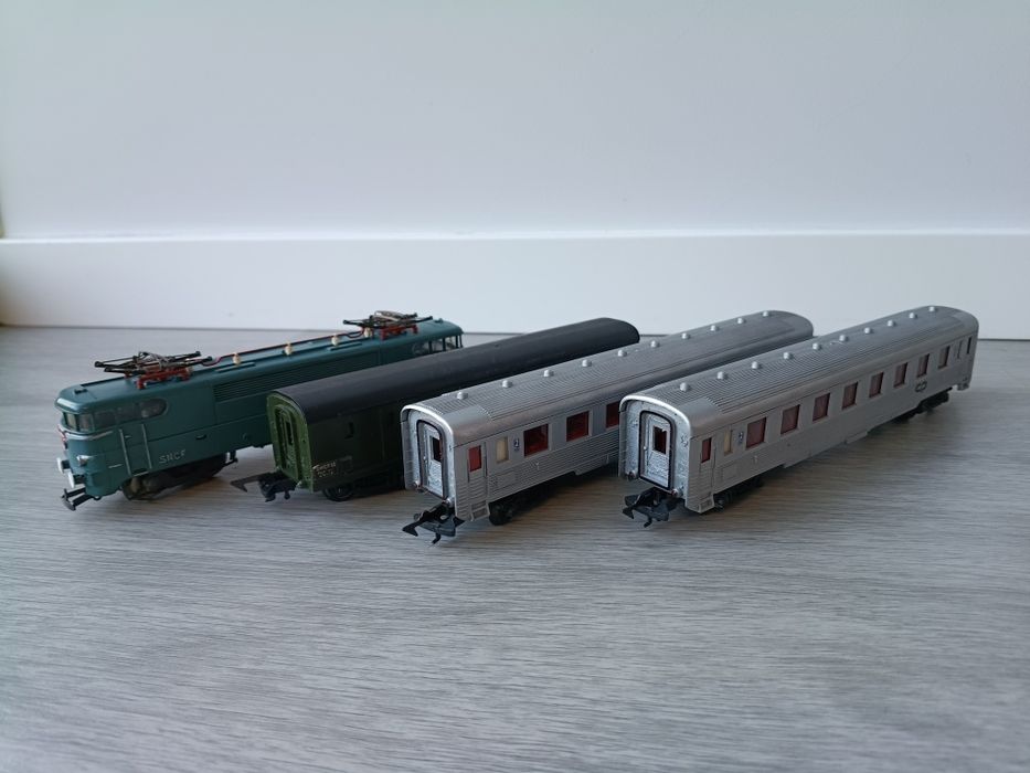 Locomotiva eléctrica BB 9201 SNCF + furgão + carruagens inox H0