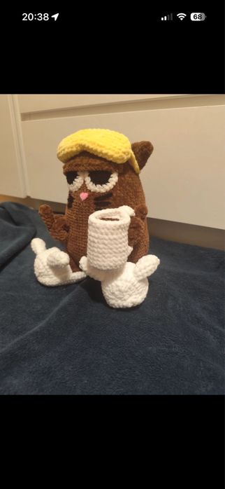 Kot z kawa w kapciach