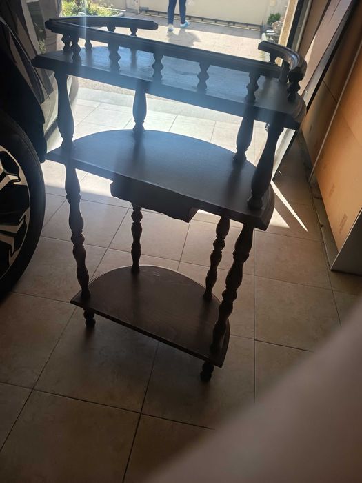 Estante de madeira móvel