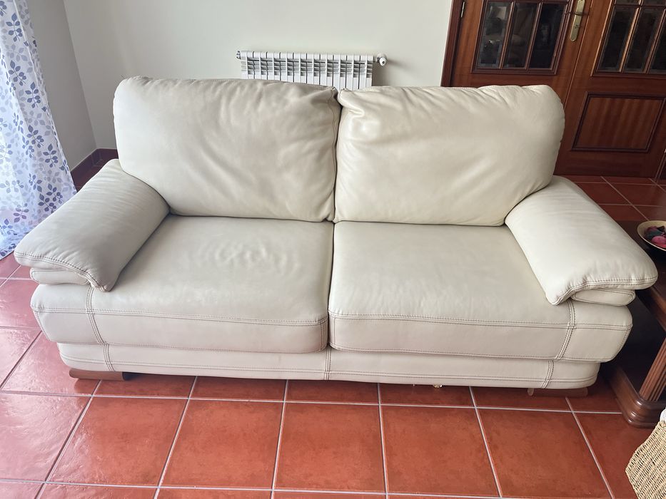 Sofá em pele beje