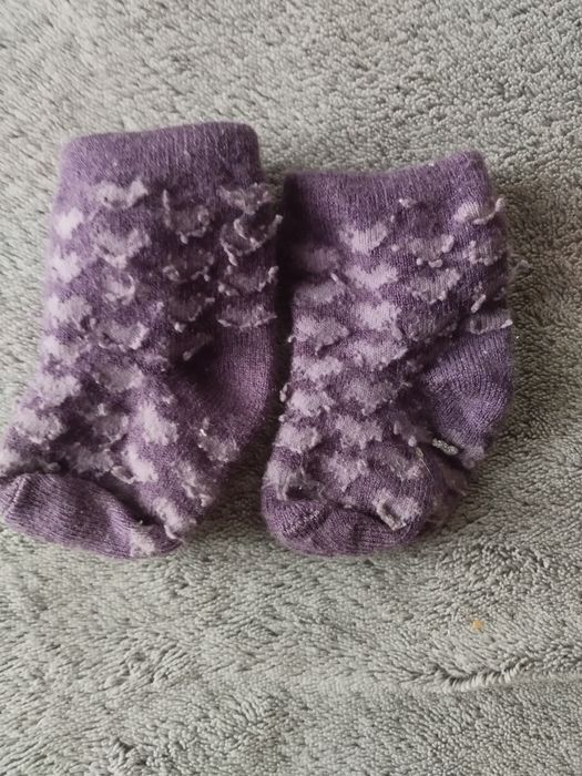 Dwie pary wełnianych skarpetek merino dla niemowlaka.