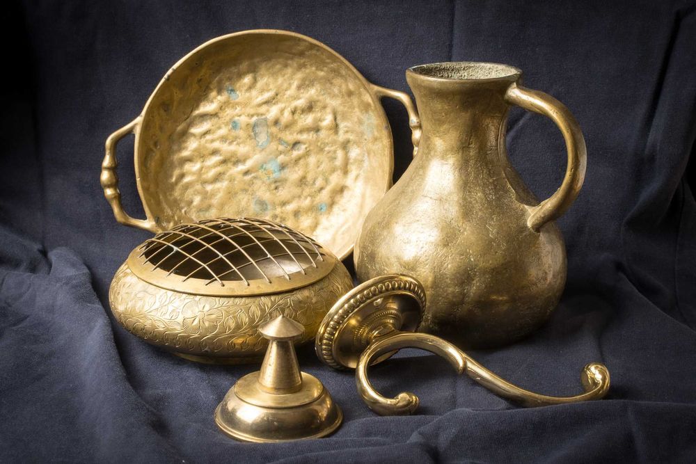 Kolekcja 5 przedmiotów mosiężnych (2 miski, dzbanek i 2 wieszaki)