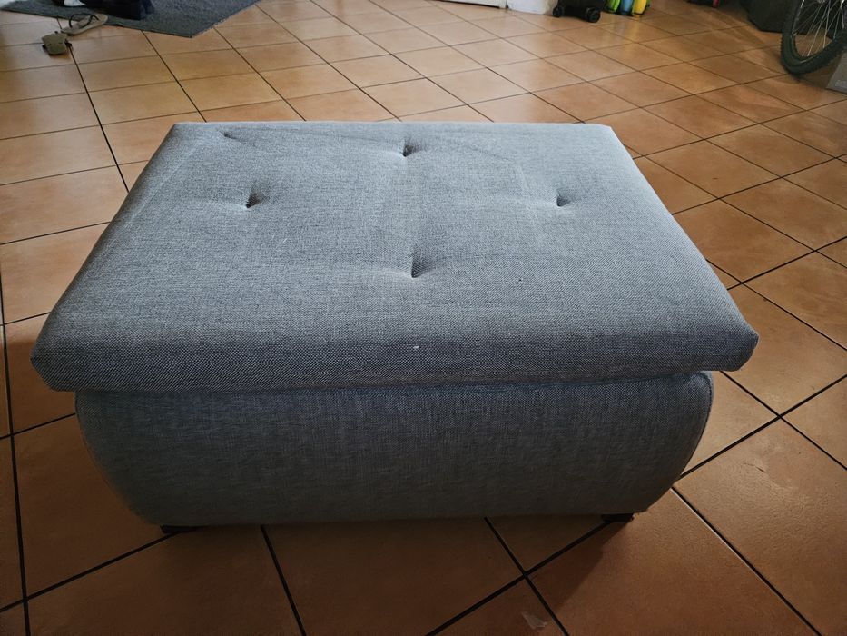 Duży puf tapicerowany