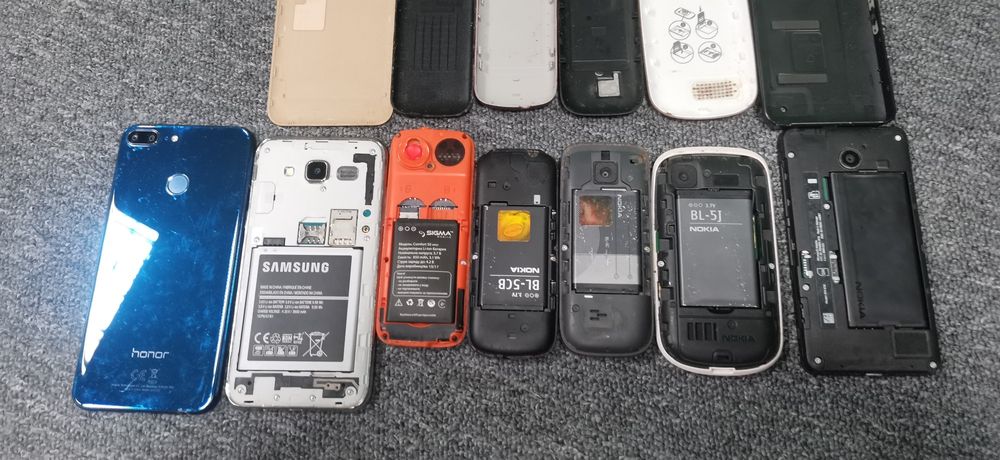 Телефони одним лотом.