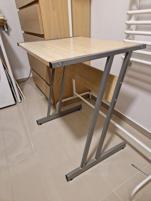 Małe biurko pod laptop