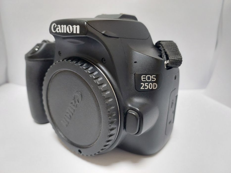 Фотоапарат Canon EOS 250D