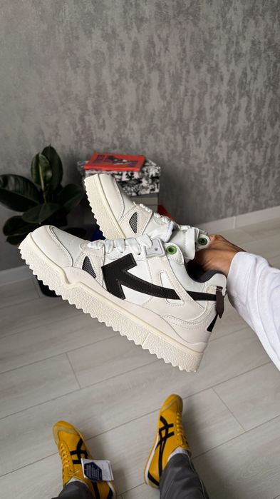 36-45 Off-White Sponge White/Black