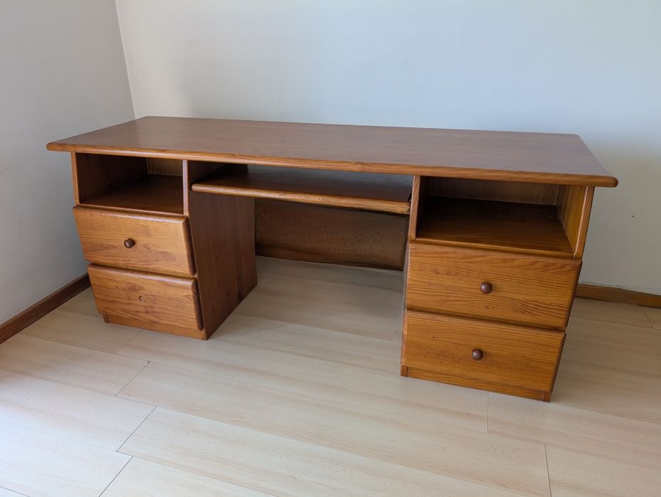 Secretária robusta em pinho maciço para computador.