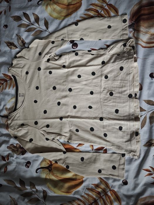 Bluzka koszulka długi rękaw w kropki z falbanką Pepco