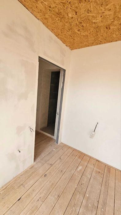 2 к. квартира 85 кв.м. під чистову, розводки, газ. Поряд озеро.