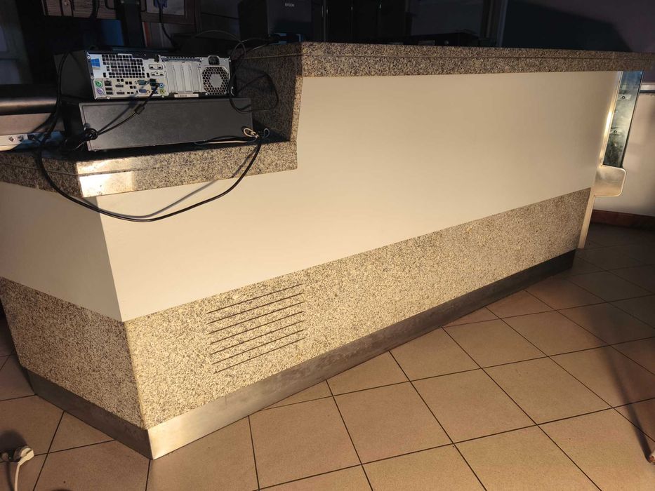 Balcão vitrine e prateleiras para snack bar ou café