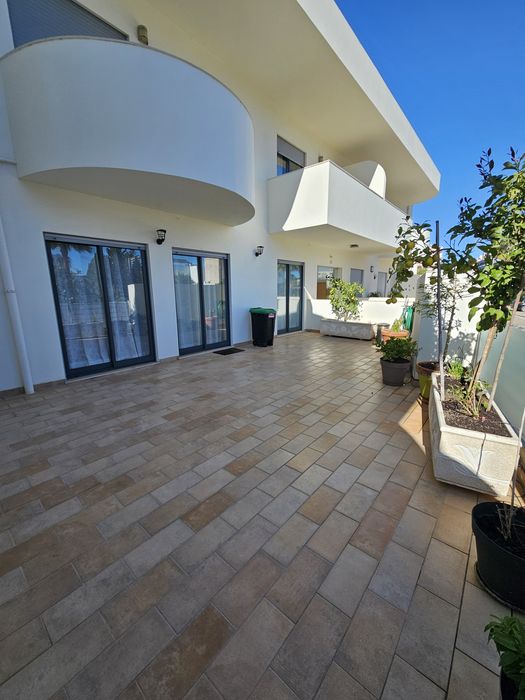 Apartamento T3 em condomínio fechado com piscina e garagem