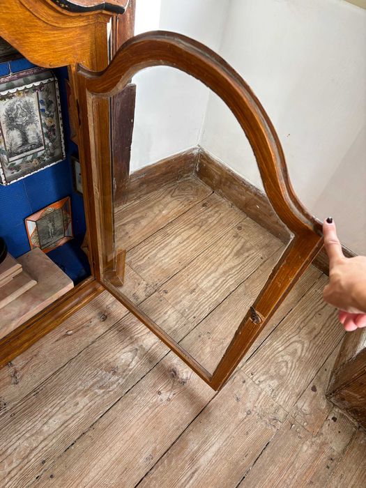 Oratório Religioso em Madeira com Crucifixo Central