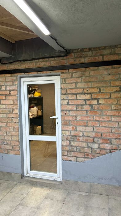 Сучасний приватизований гараж з кімнатою для відпочинку