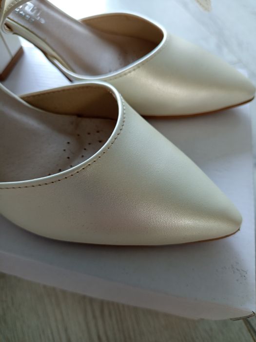 Buty ślubne na słupku
