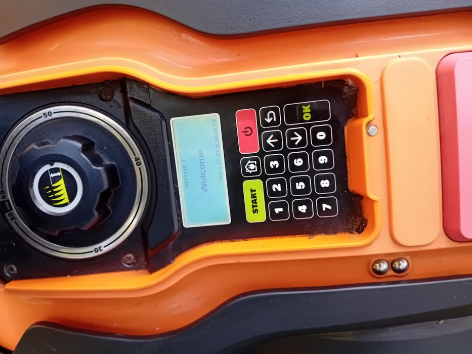 Robot koszący Worx Landroid M1000 (model WG796E.1) wraz ze stacją ładującą i zasilaczem