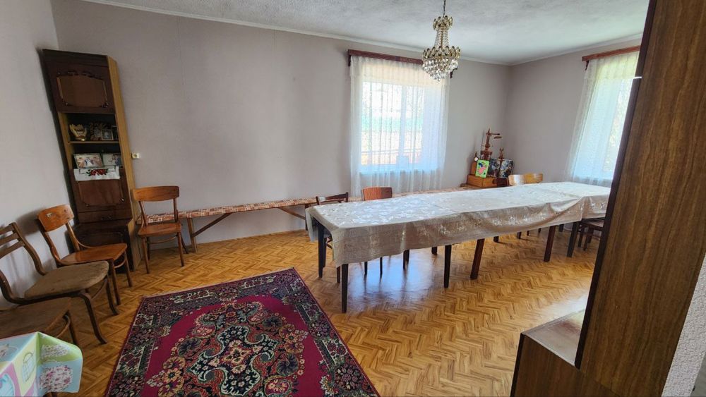 Два будинки на одному подвірʼї