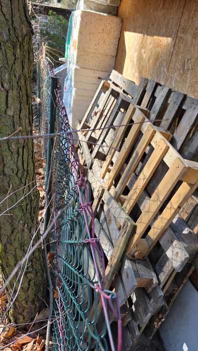 Drewno, palety, deski, gałęzie opał