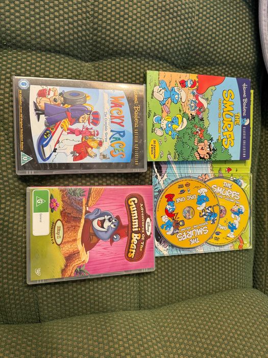 Wacky Races – 3 DVD Gumisie – 1 DVD Smerfy – 2 DVD Chip and Dale – 3 DVD 25 lat Hanna Barbera – 2 DVD Wszystko w j. angielskim czyli lektor + napisy