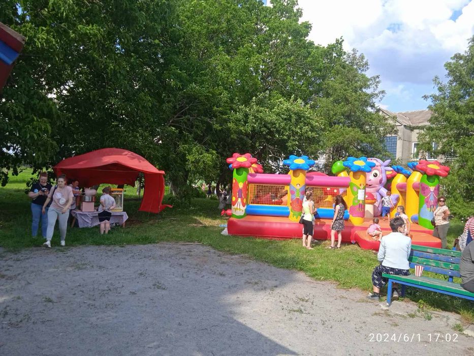 Батути дитячі атракціони надувна гірка