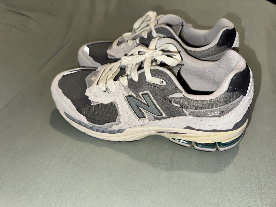 New Balance 2002r