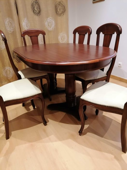 Mesa em madeira com 6 cadeiras