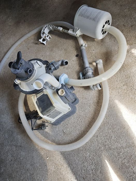 Motor piscina Intex SX 925 com a respetivas mangueiras de ligação de 32 mm 
Mais um skimmer de limpeza de superfície