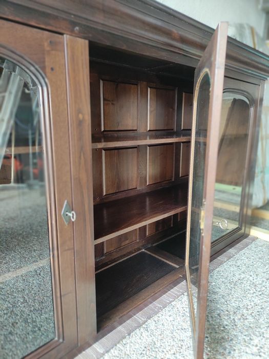 Cristaleira em madeira de castanho