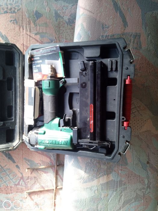 Pistola agrafos e pregos