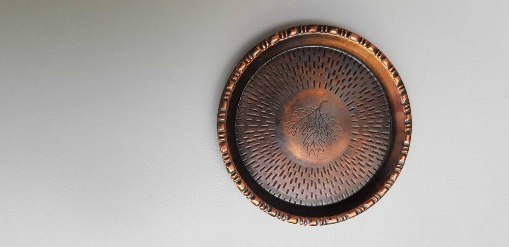 Metalowe podstawki z okresu PRL