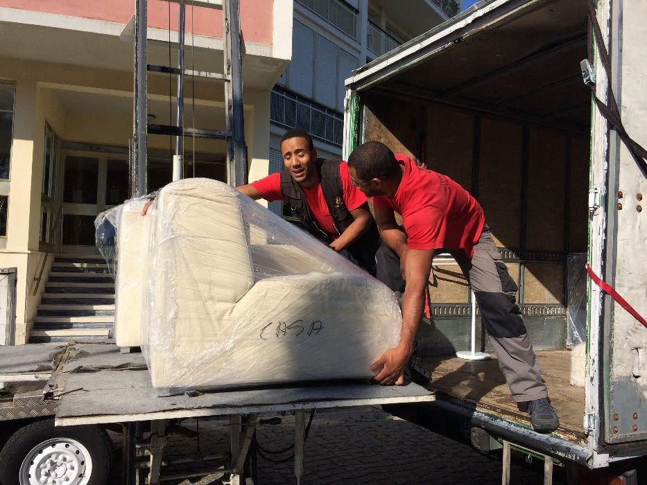 Mudanças Algés Oeiras Alfragide/Aluguer de Box/Guarda Moveis.