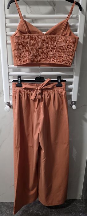 Conjunto top e calças cor de tijolo