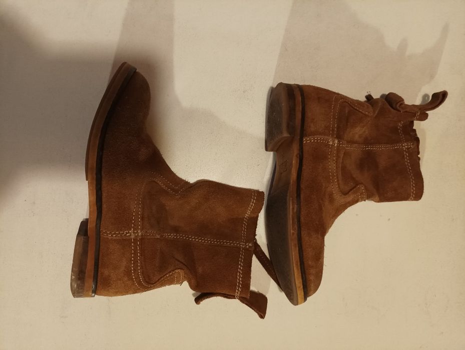 Botas de pele para criança,em castanho,de marca Zara, tamanho 28,botas praticamente novas.