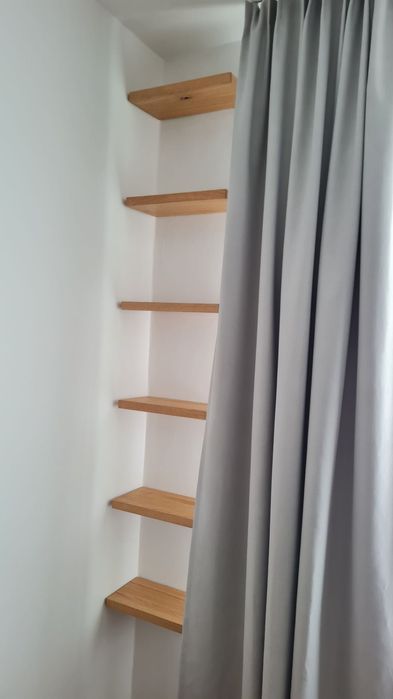 Półki dębowe, niewidoczny montaż