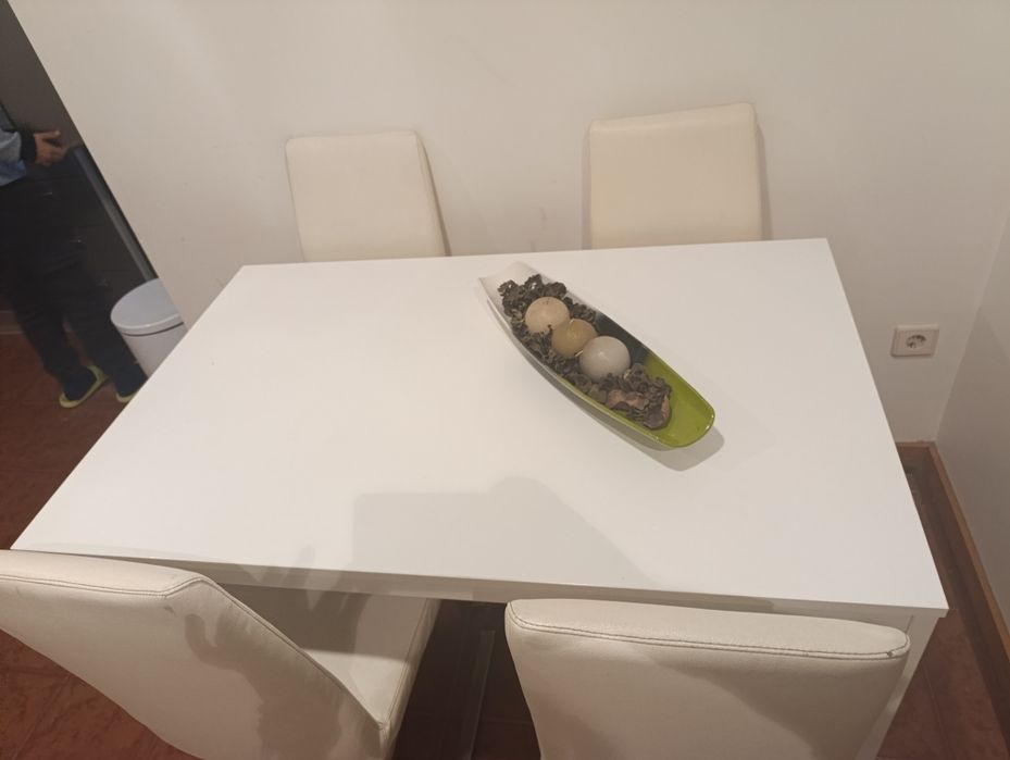 Mesa extensível com 4 cadeiras