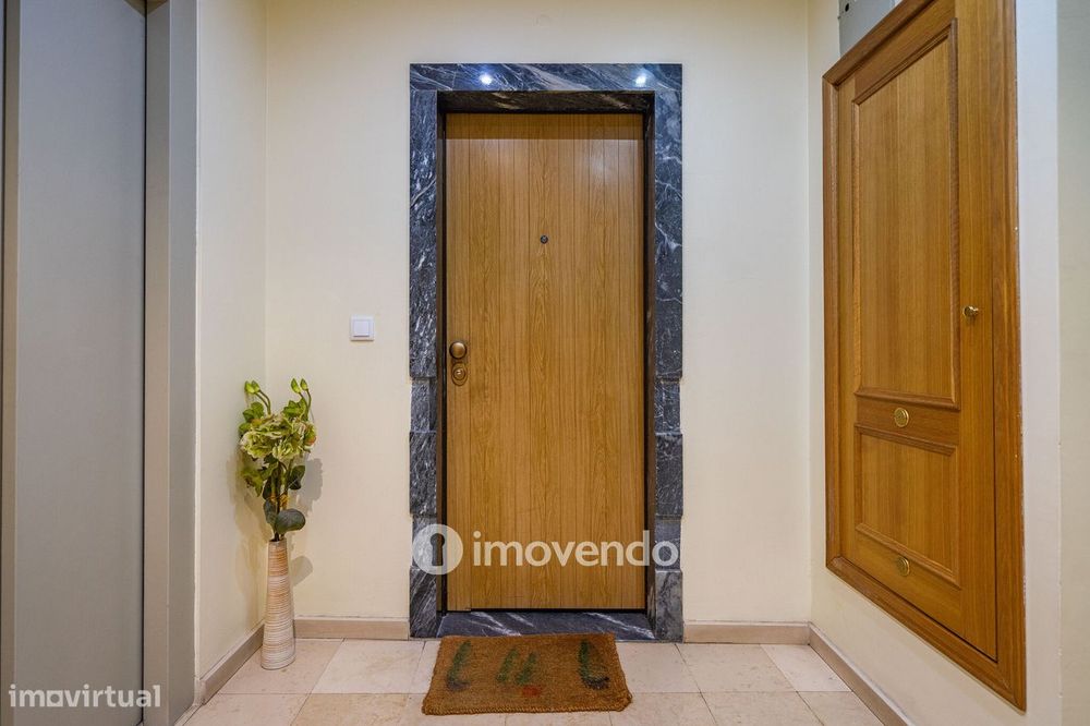 Apartamento T3 com áreas amplas, varandas e arrecadação, em Alverca