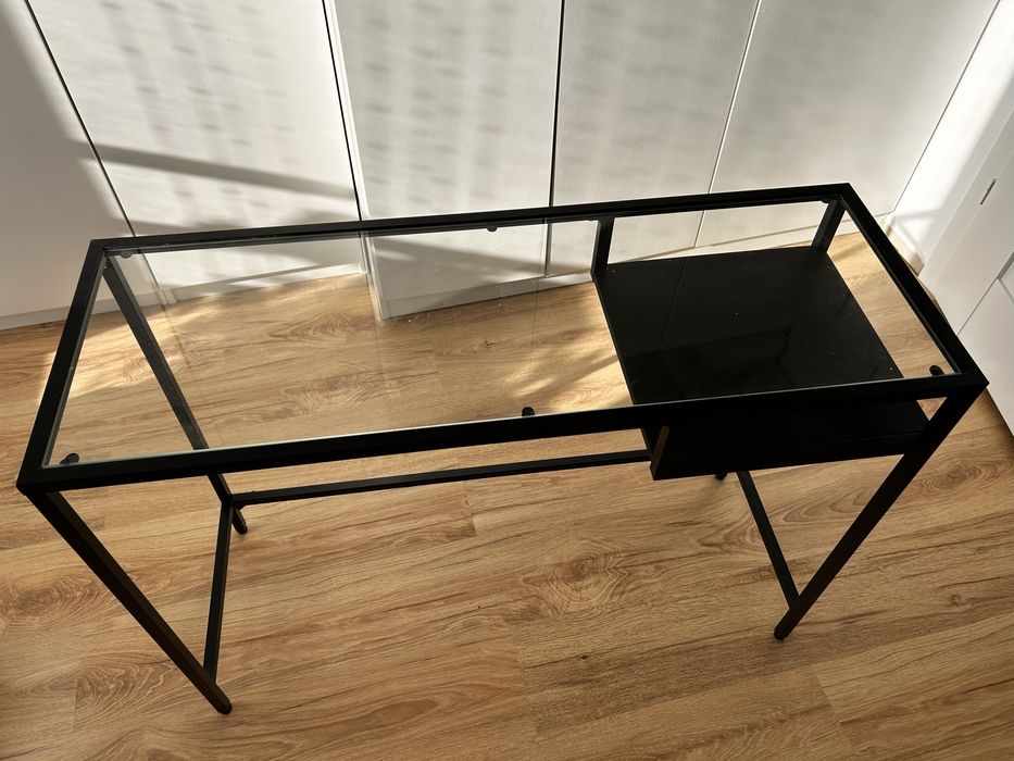 Szklany stolik na laptopa