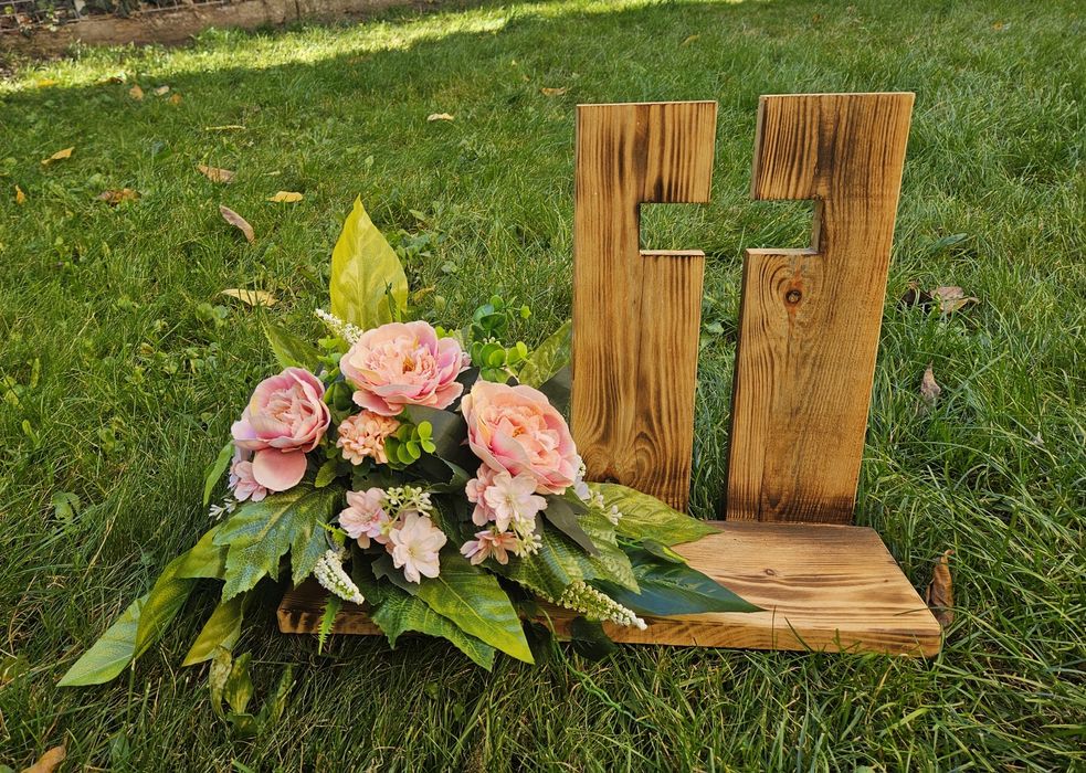 Stroik,  kompozycja nagrobna sztuczne kwiaty,  krzyż