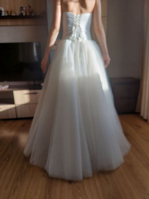 Весільна сукня пишна