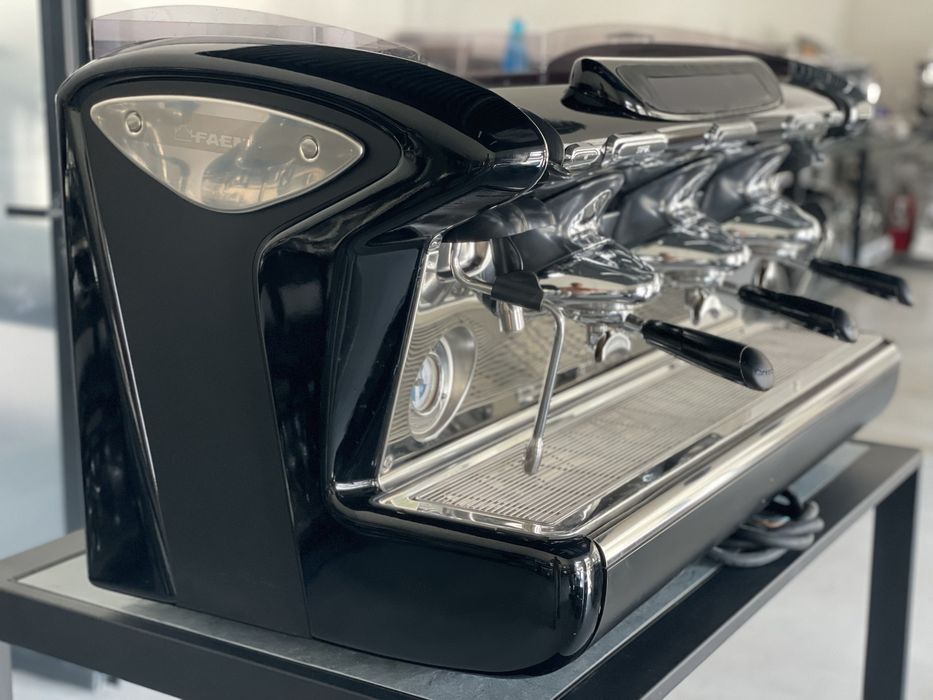 Кавомашина професійна Faema Emblema