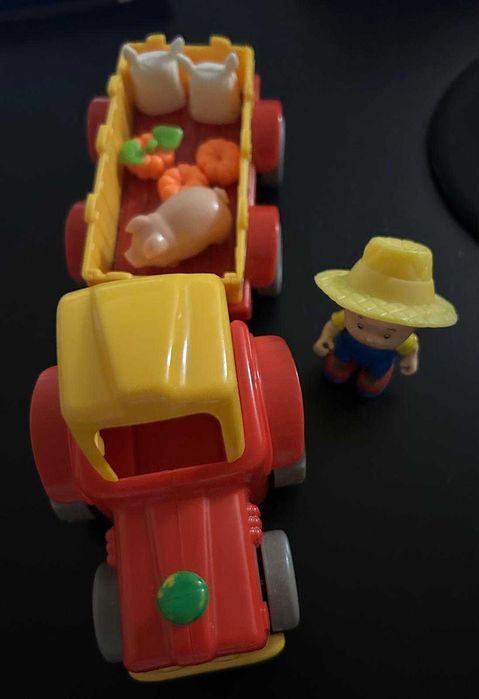 Trator do Rucca com Rucca, porco, abóboras e sacos