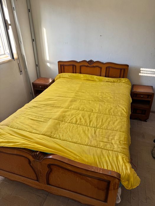 Cama em Madeira Maciça + 2 Mesinhas de Cabeceira