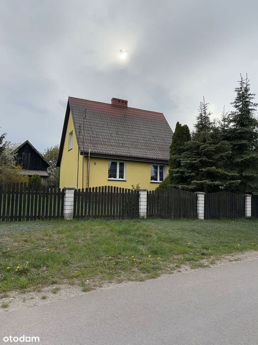 Wolnostojący dom z użytkowym poddaszem i piwnica oraz garażem.