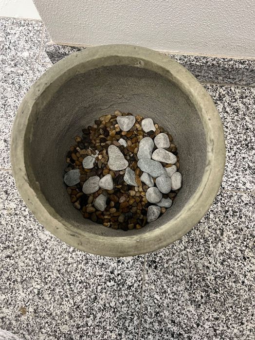 Peça decorativa (vaso/jarra) cinzento com pedras