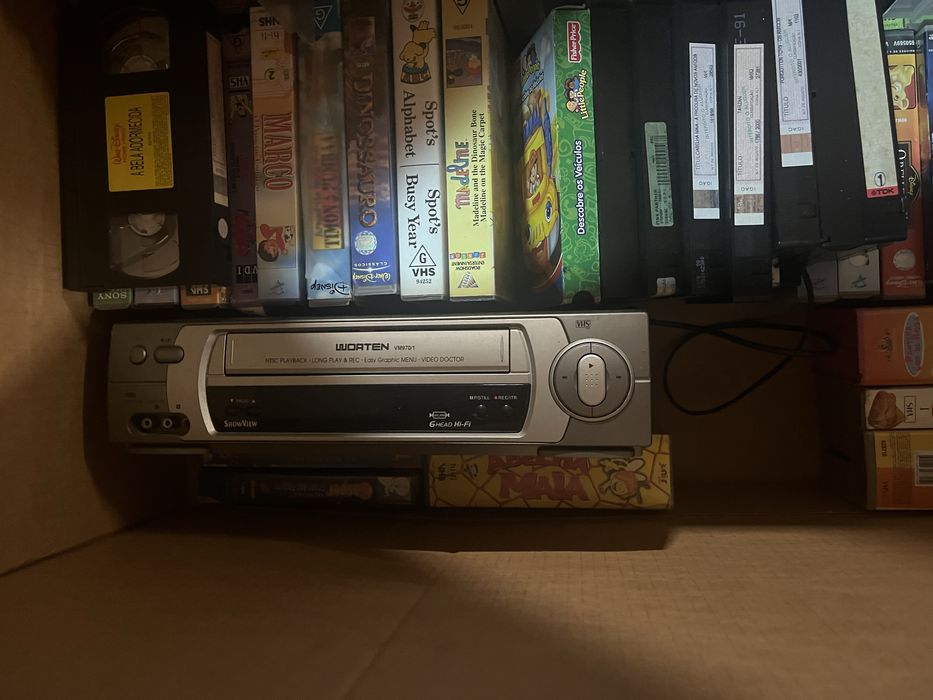 Conjunto cassetes, DVDs e player