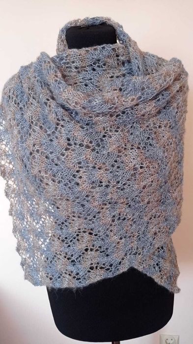 Szal ażurowy robiony na drutach
