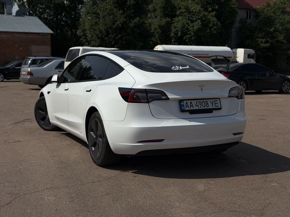 Tasla model 3 2022 рік Рест