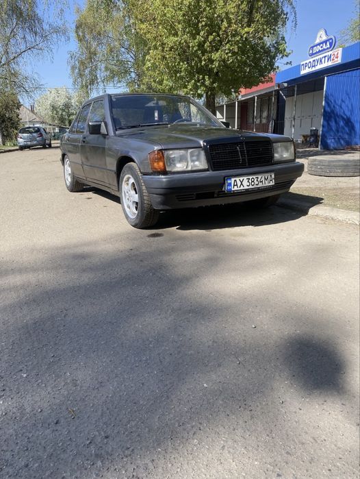 Мерседес 190.